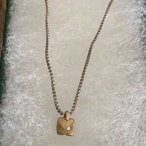 Elegant Gold Pendant Necklace